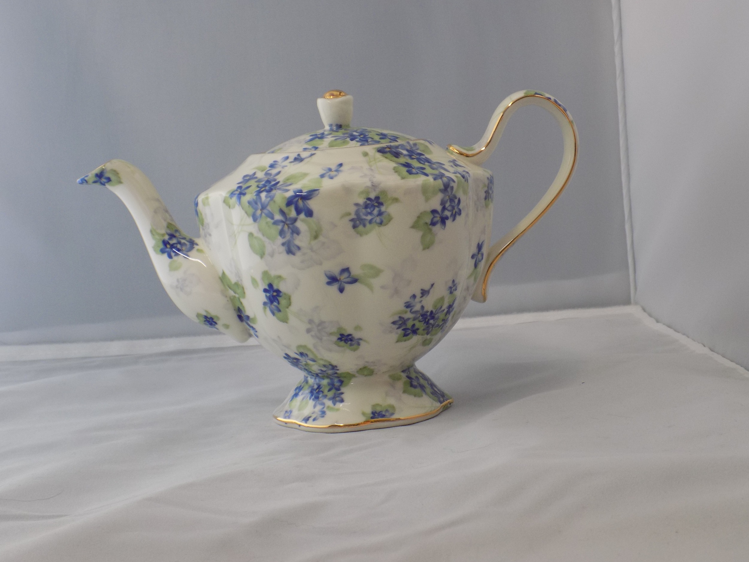 Royal Estates Teapot - Elegant Lady Tea Pots